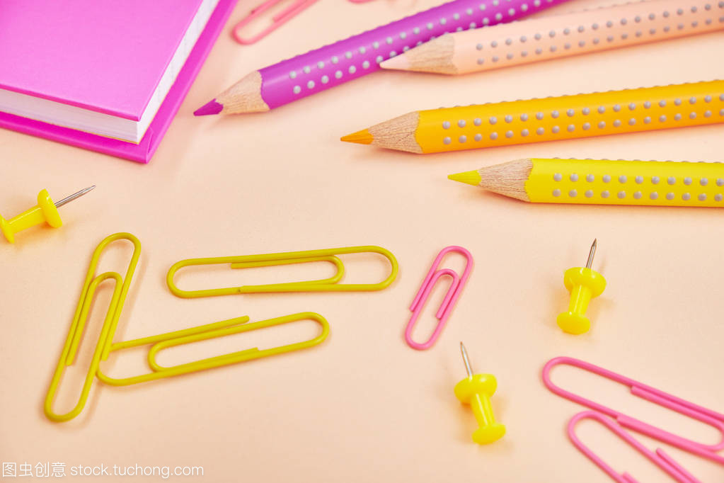 铅笔与回形针 文具世界里的经典搭档